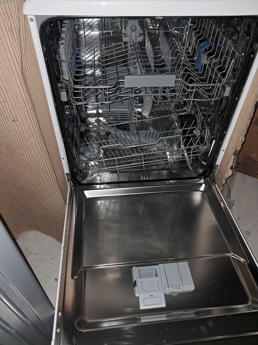 Máquina de lavar loiça Indesit D2F HD624 A com 1 ano de uso