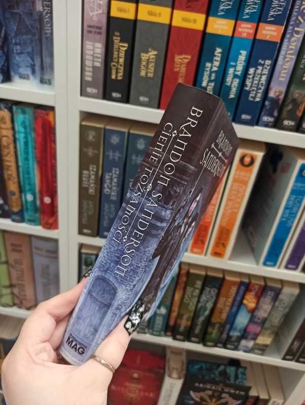 Cienie tożsamości Brandon Sanderson