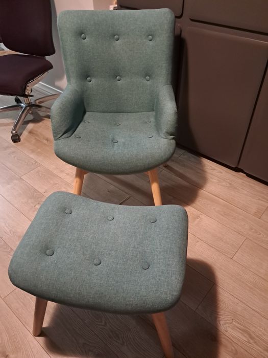 Zielony fotel z podnózkiem