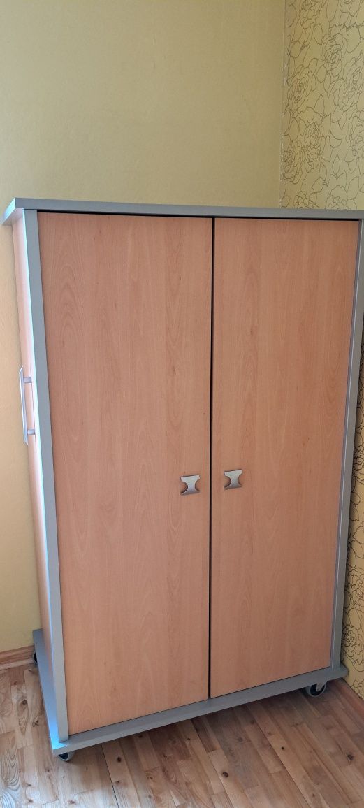 Sprzedam szafę z półkami i wieszkami stan bardzo dobry