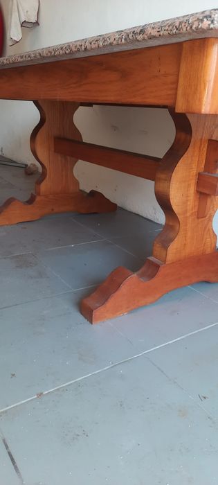 Mesa de granito e madeira boa
