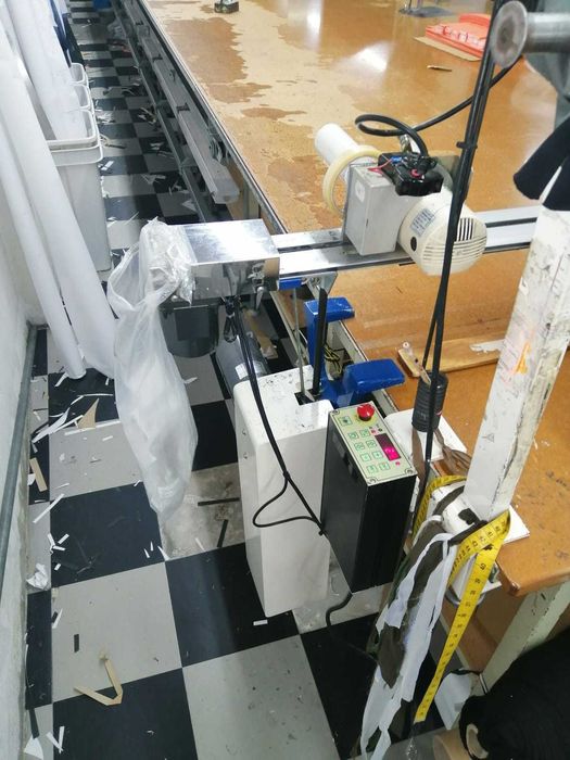 Mesa de corte com máquina e servo cutter