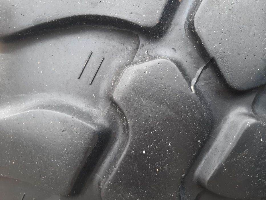 2x Opona używana przemysłowa 405/70R24 DUNLOP SP T9; 900zł(szt.) W4518