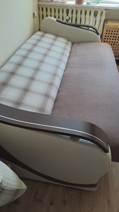 Kanapa rozkładana z pojemnikiem.