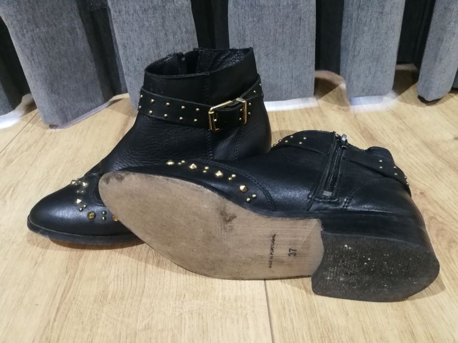 Botins em pele com tachas douradas