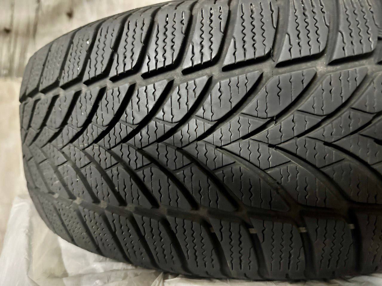 Продам комплект зимней резины goodyear ultragrip ice 2 205/55 r16