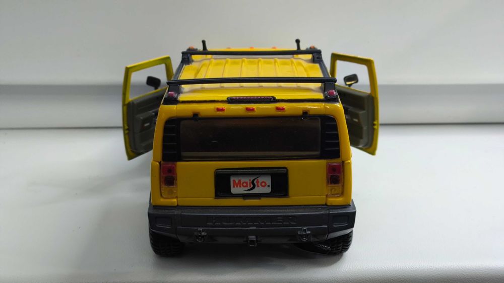 Модель, машинка Hummer H2 SUV 2004 1.24 Maisto