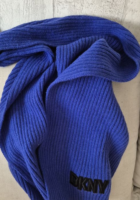 Ciepły chabrowy szal damski.