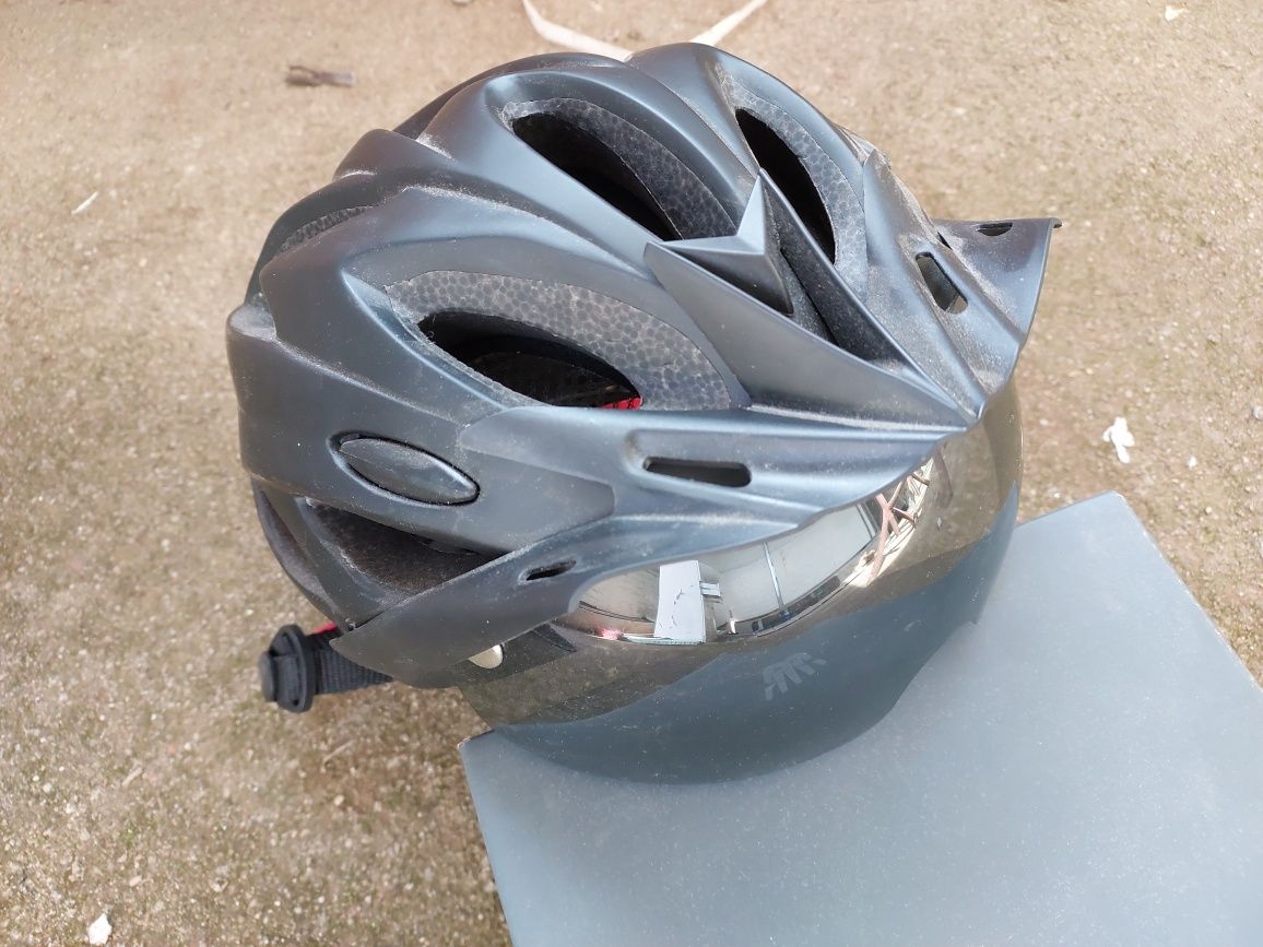 Vendo Capacete de ciclismo com luz incorporada