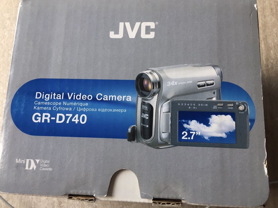 Видеокамера JVC GR-D740