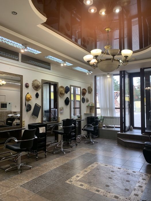 Салон краси запрошує перукарів на аренду.