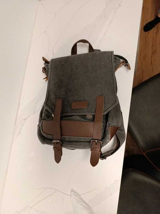 Mochila Grant em ganga com acabamentos em pele