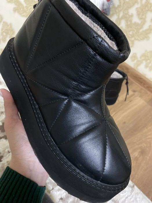 Шкіряні уггі жіночі 39р.
