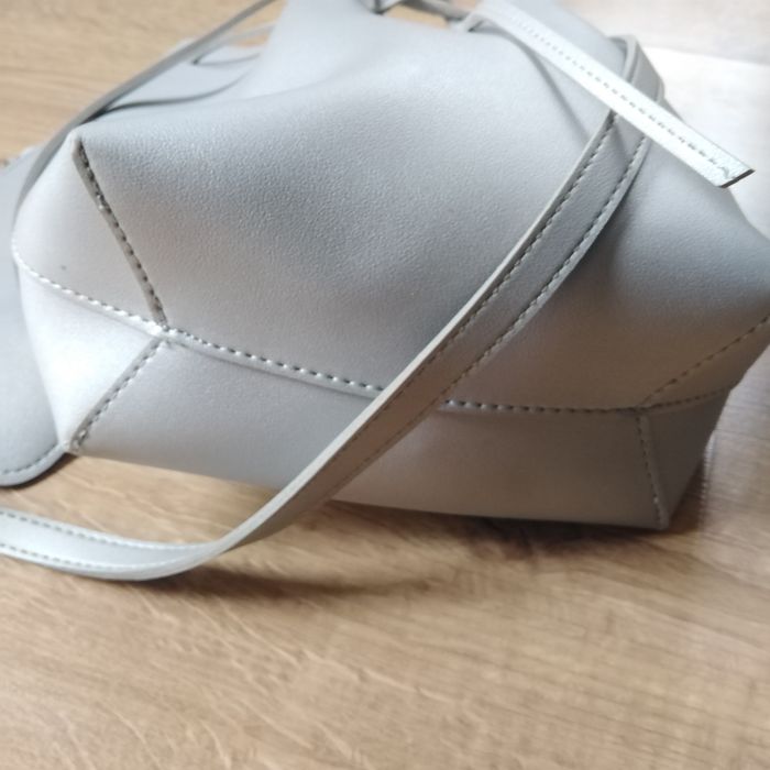 Srebrno-szara torebka typu worek(uszkodzona)