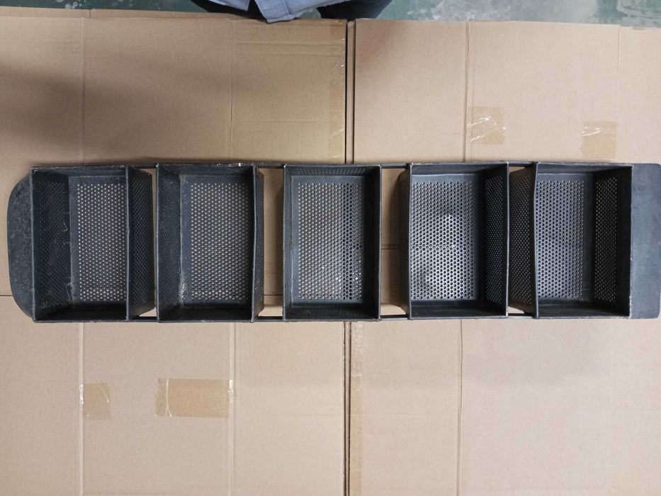 Foremki wypiekowe teflonowane perforowane 76,5 cm x 18,5 cm x 9 cm