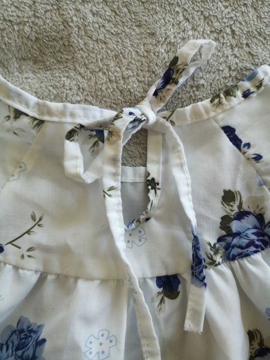 Biała elegancka zwiewna wiązana bluzka w kwiatki 68 - 74 jak nowa