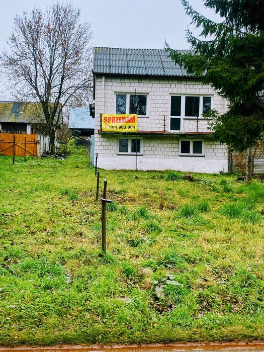 Dom  z budynkami gospodarczymi.