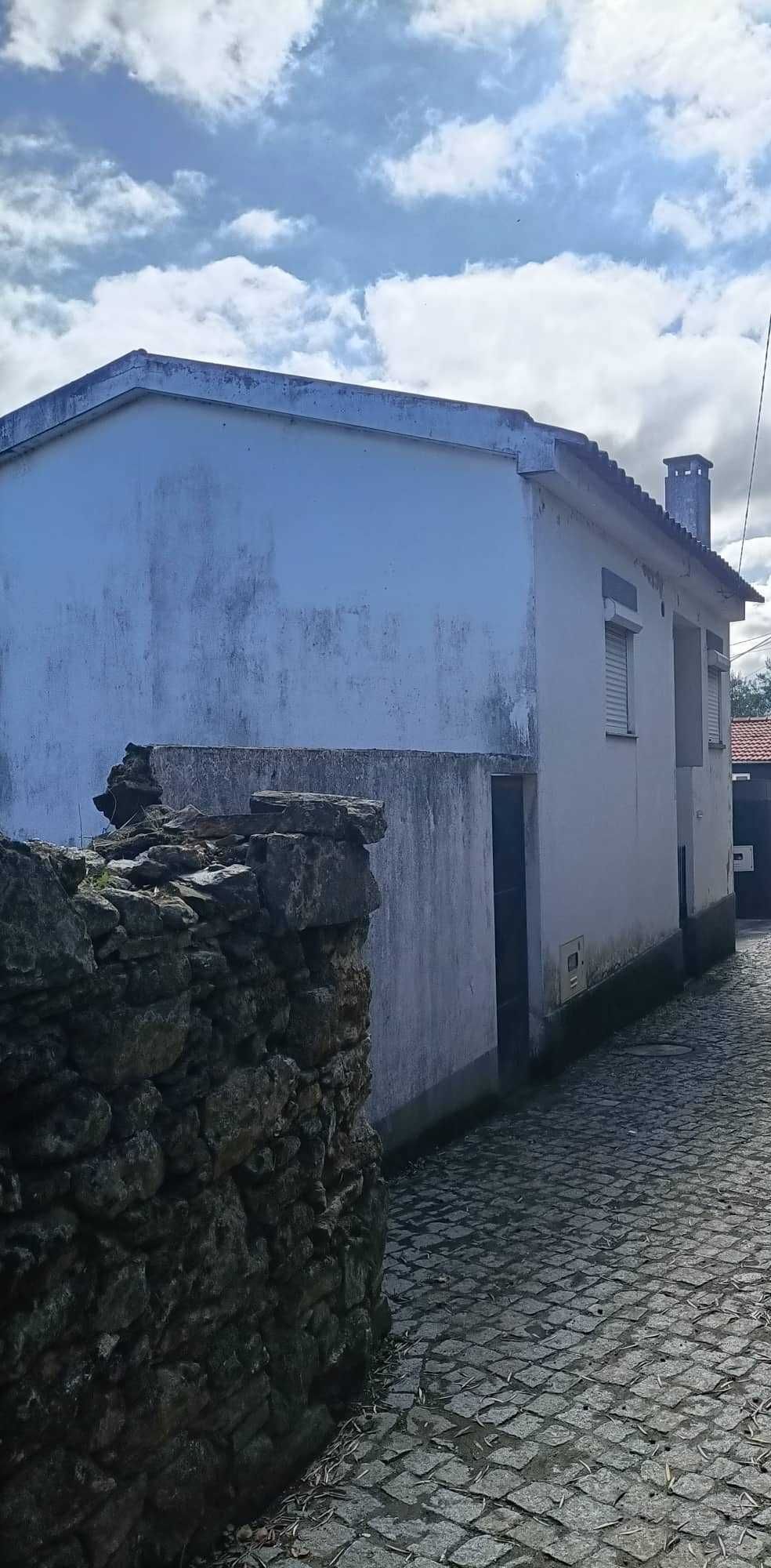 Moradia para recuperar, com terreno em Fontelas, Peso da Régua