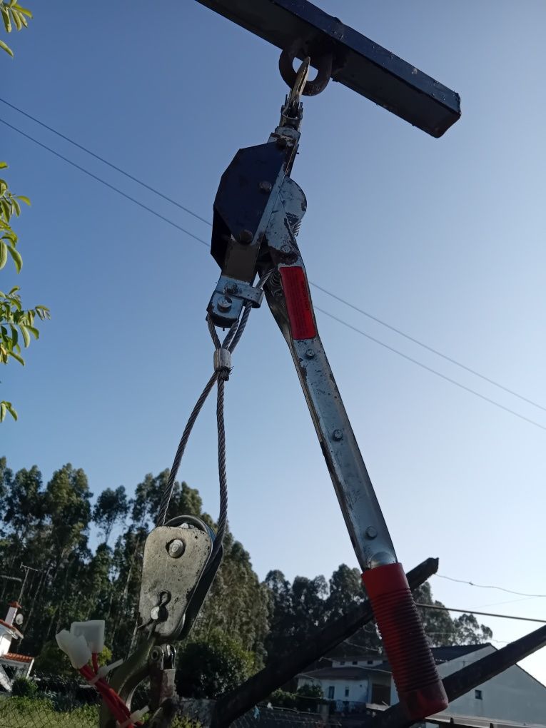 Vendo garibaldy ou guindaste para levantar motores ou outros pesos.