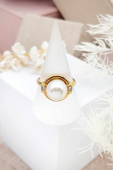Złoty pierścionek z perłą ibrylancikami