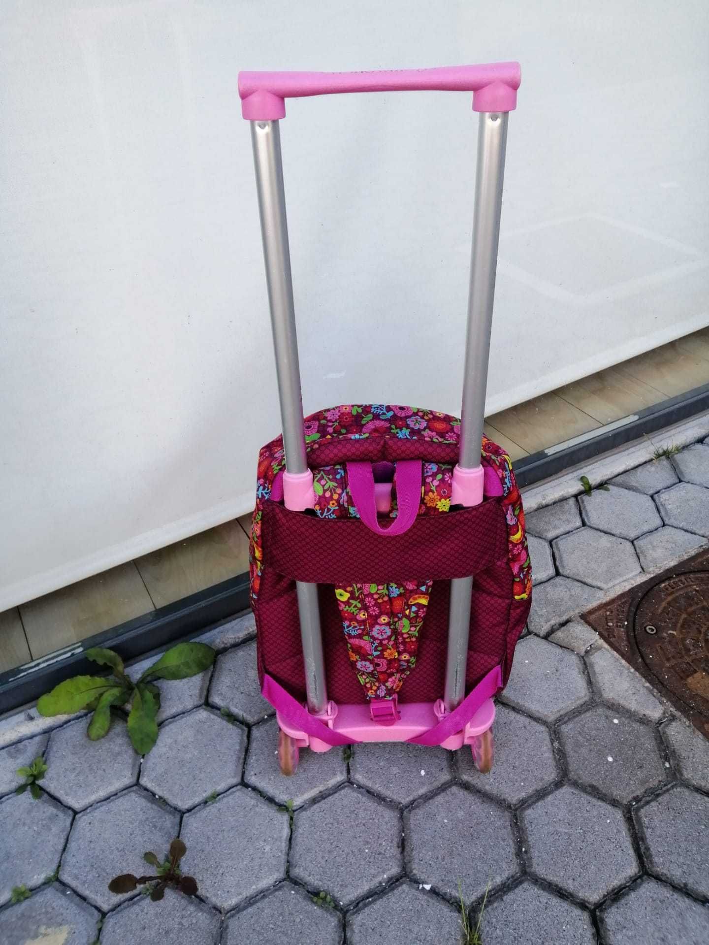 Conjunto de mochila e mala cor de rosa da "Busquets"