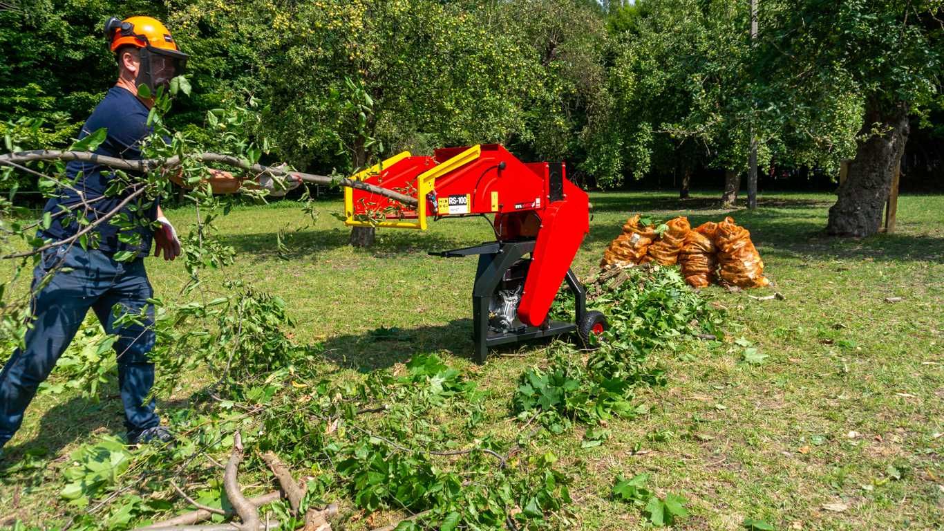 Rozdrabniacz walcowy REMET RS-100 == spalinowy rębak do gałezi==