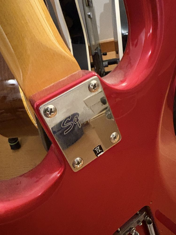 Squier stratocaster candy apple red