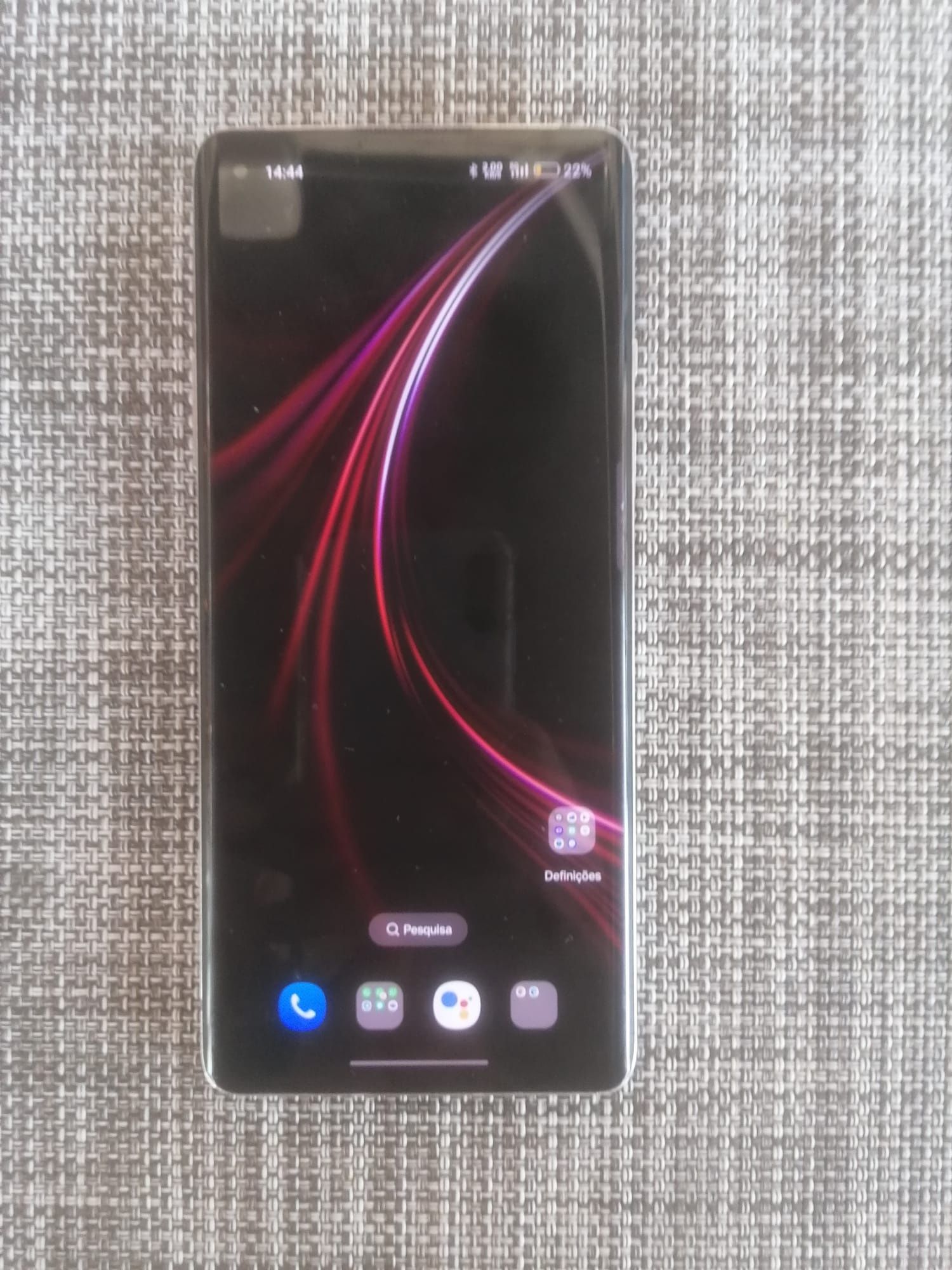 OnePlus 8 com parte traseira estilhaçada e botão on sensível