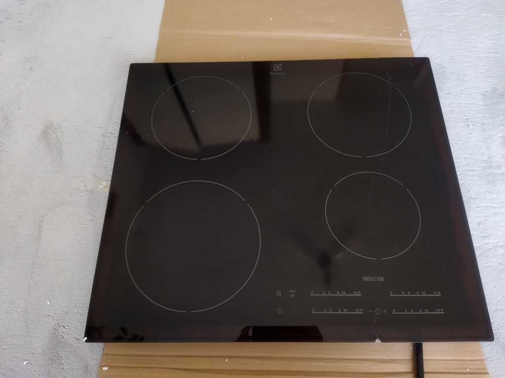 Płyta indukcyjna Elektrolux EHH6540FOK. Pęknięte szkło