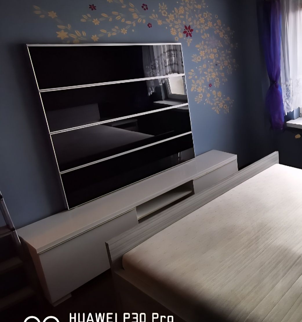 Komoda , szafka ze szklaną ścianą i stojakiem na tv