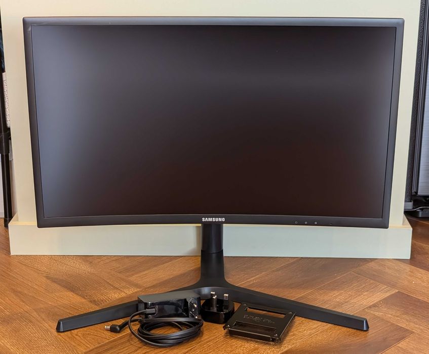 Monitor Samsung C24FG73 24" 144Hz VA Quantum Dot 1800R