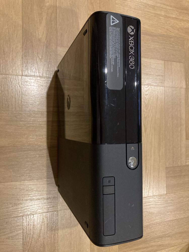 Konsola Xbox 360, dwa pady, kinect