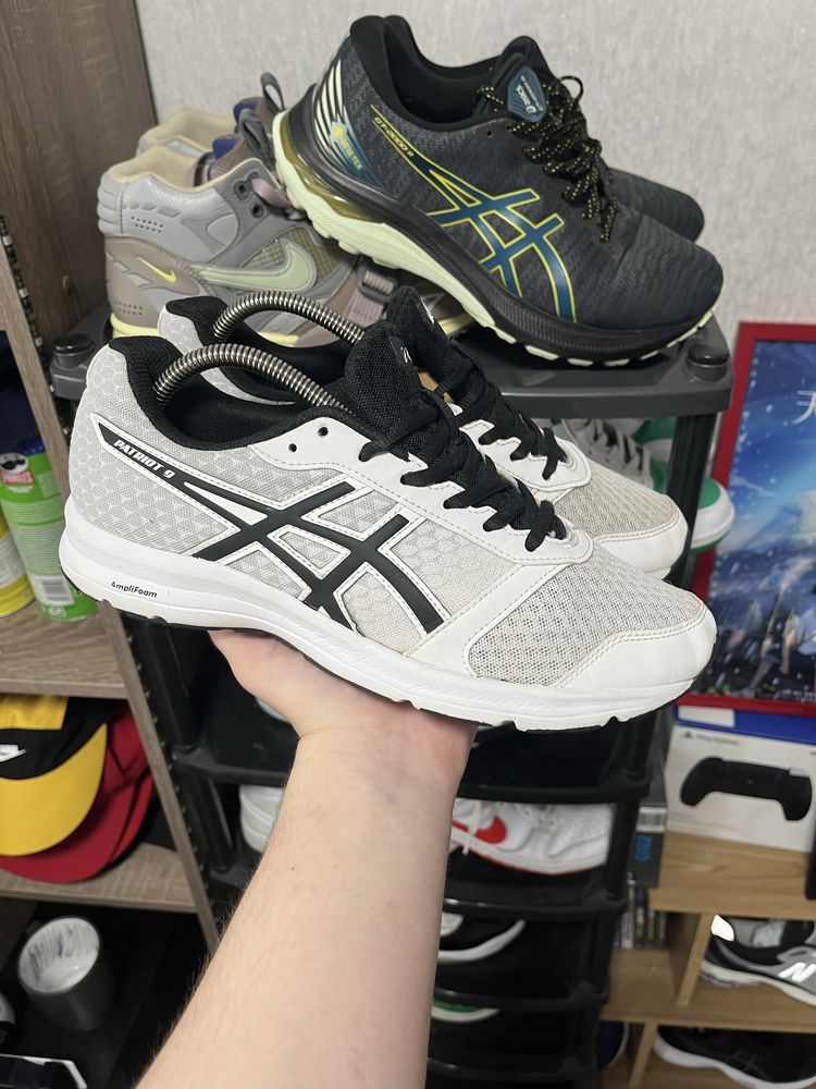 Кроссовки asics для спорта.