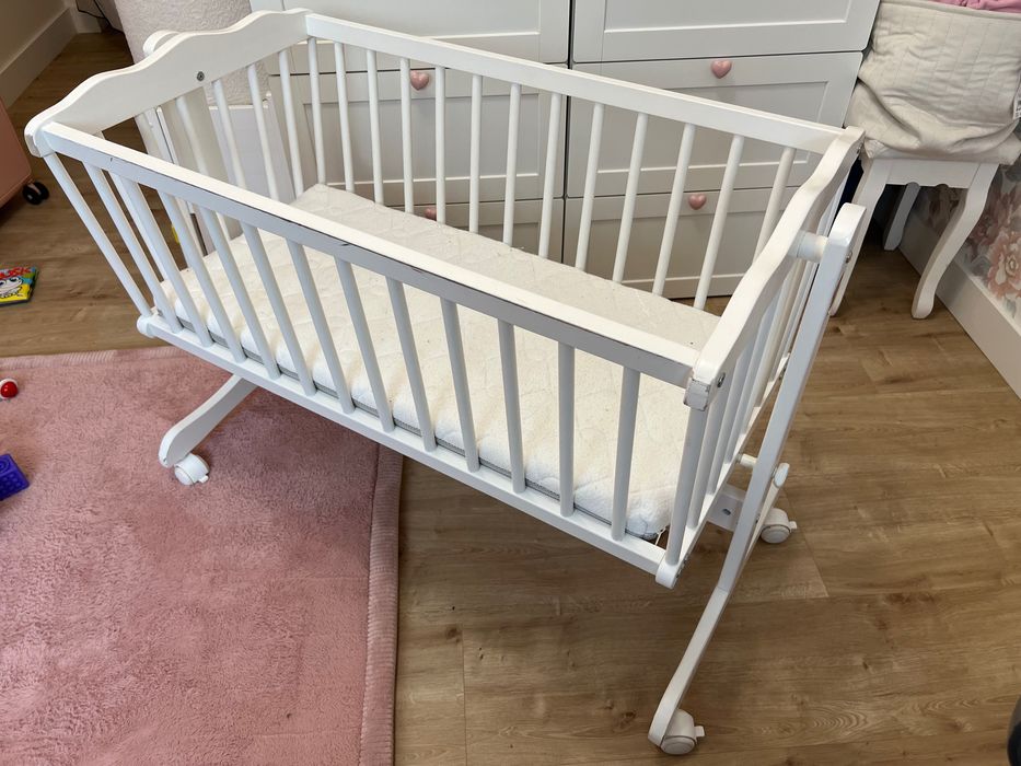 Kołyska drewniana na kółkach
