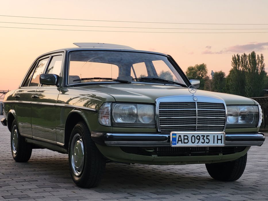 Mercedes. 123  Muzeum Old Cars Cypress Green