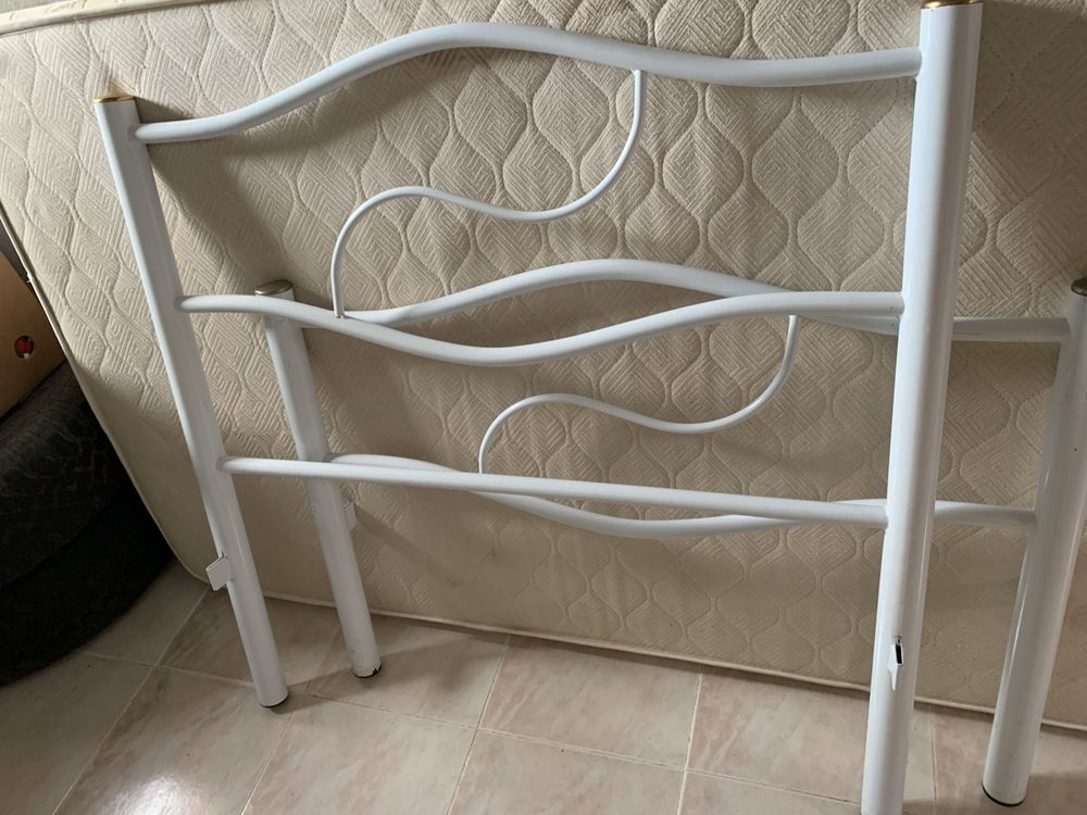 Cama de solteiro - colchão e mesas de cabeceira