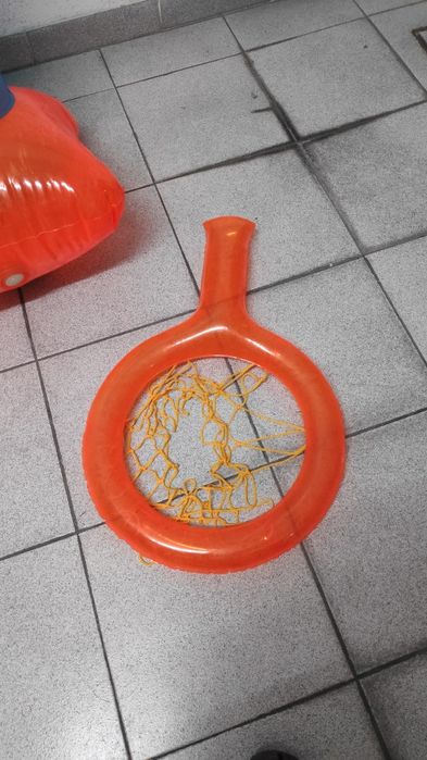 Cesto de basquetebol insuflável