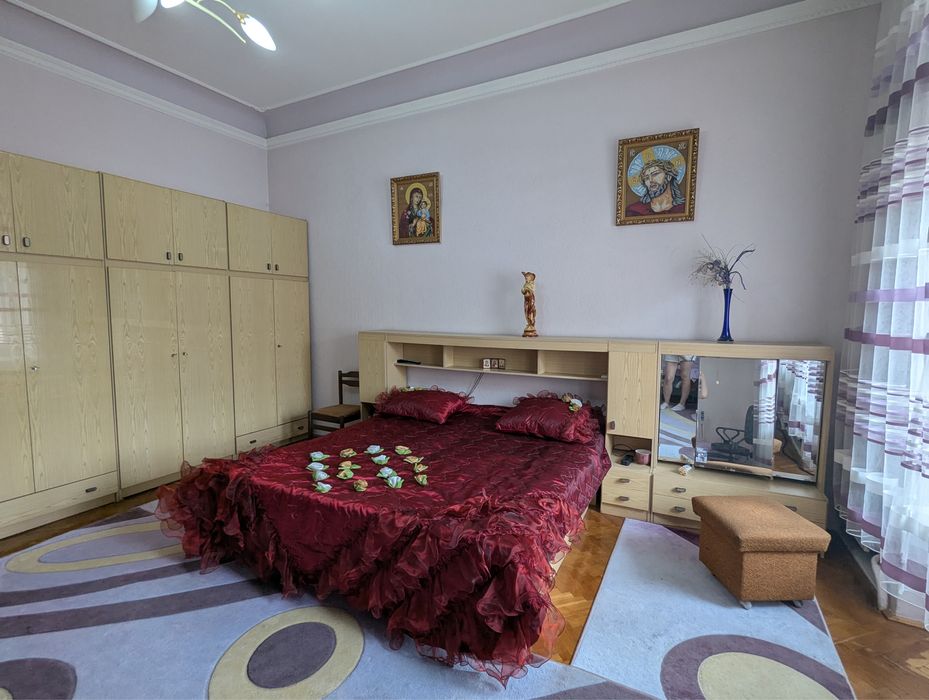 Продається велика квартира в центрі міста