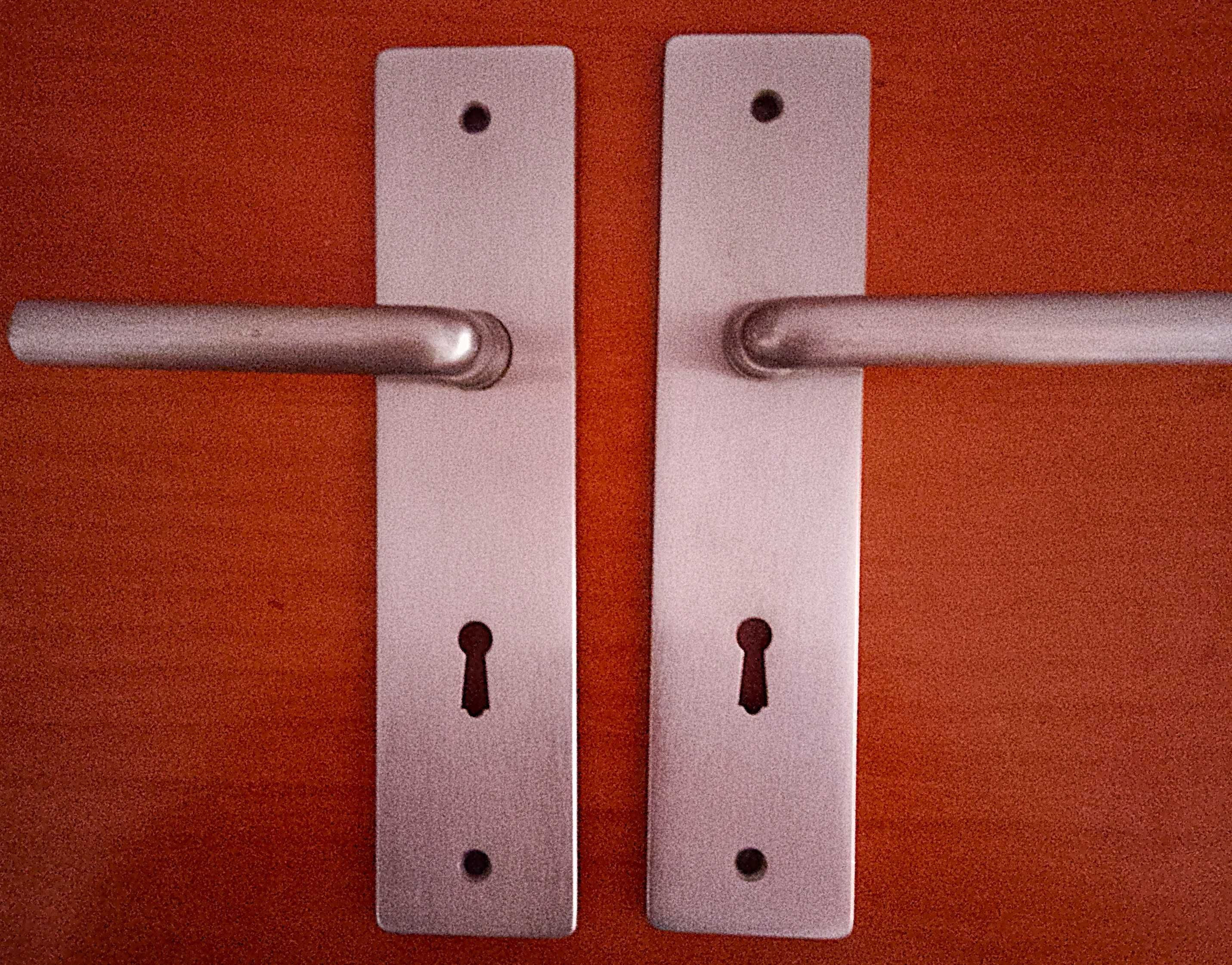 6 pares (12) de puxadores de porta perfil estreito. 14€ cada puxador.