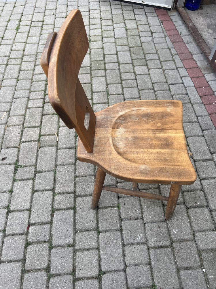 Zabytkowe stare dębowe krzesła