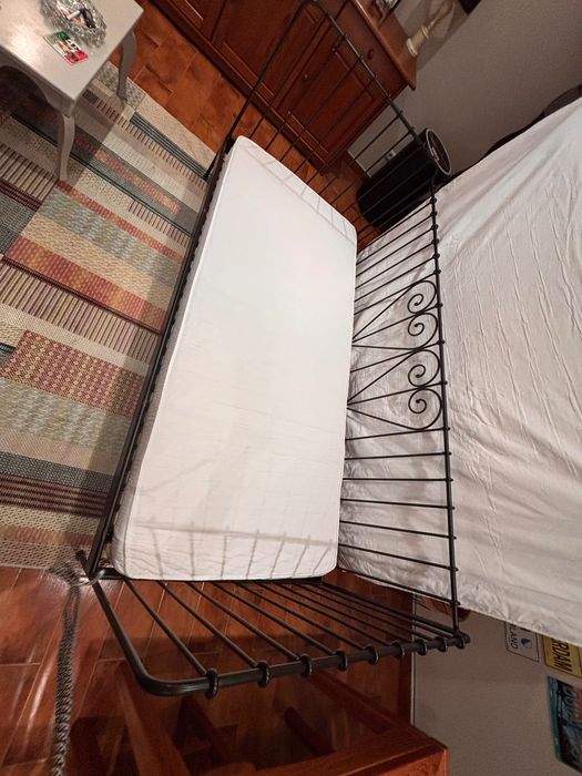 Cama ou sofá em ferro Ikea