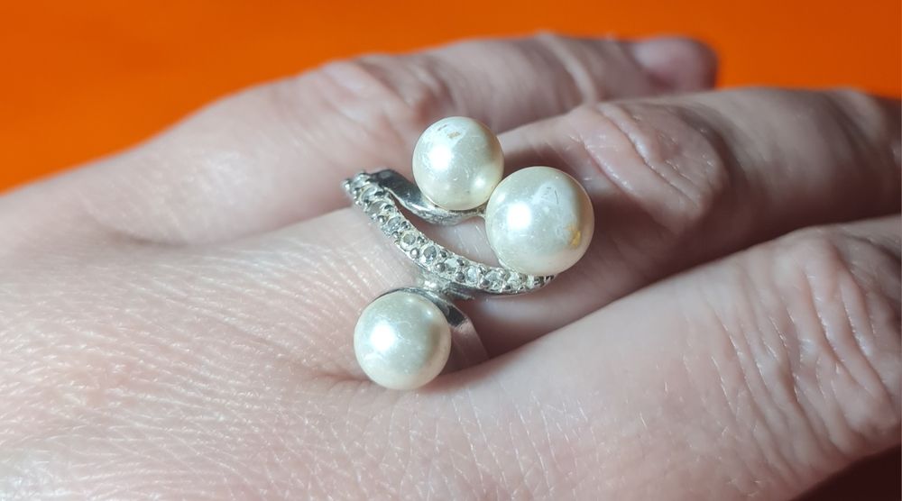 Продам срібну каблучку з перлинами