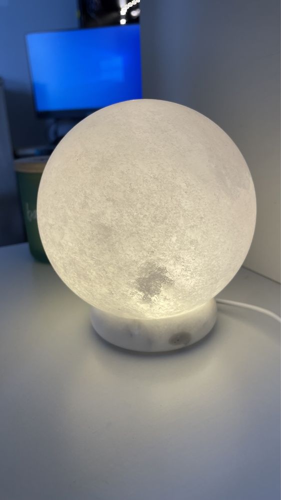 Lampa nocna solana w kształcie kuli