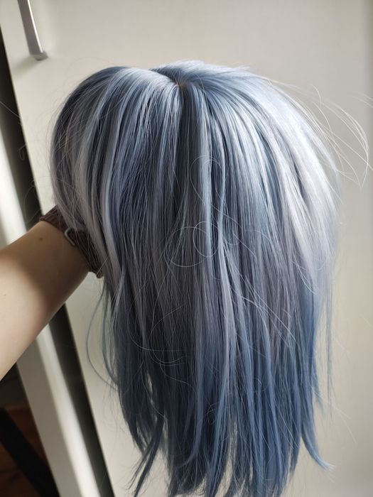 Peruka z grzywką niebieskie odcienie