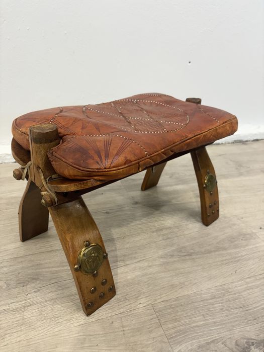 Stylowy zdobiony podnóżek skórzany