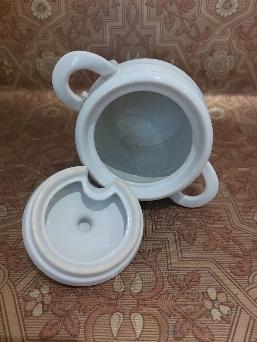 Ceramiczny pojemnik np. na sól, biały garnuszek