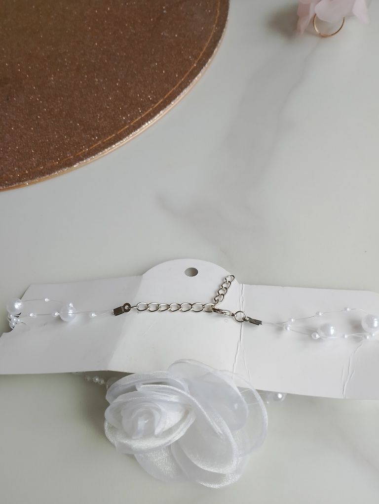 Nowy naszyjnik obroża z białych perełek z kwiatem regulacja
