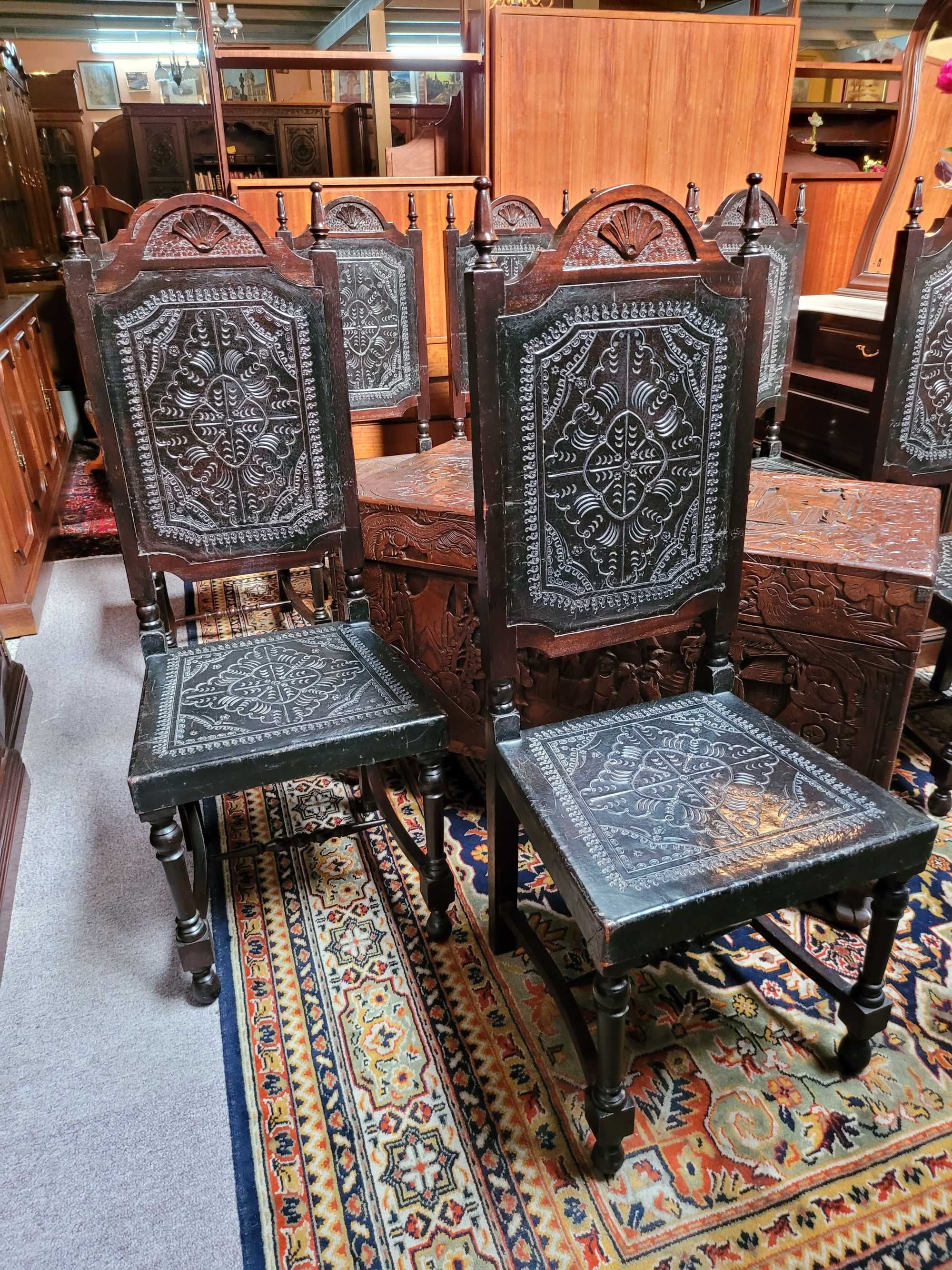 Cadeiras antigas em madeira e couro - Bom estado geral - Va