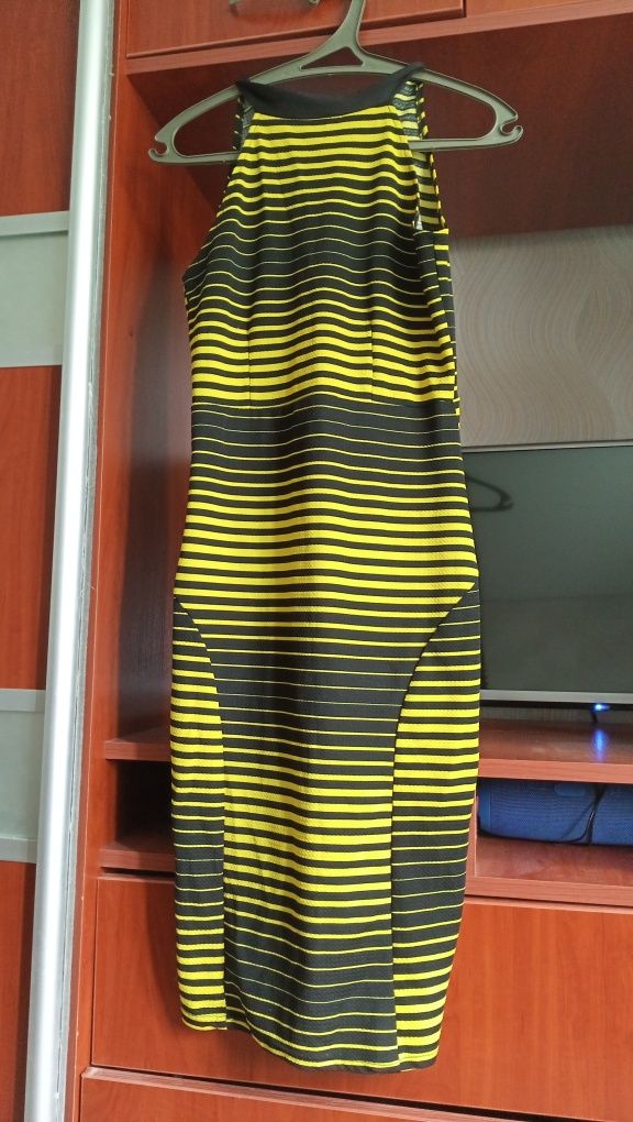 Сукня, плаття жовта в чорну поломку прямого крою, гарно сідає по фігур