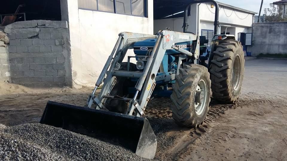 Exelente tractor agricula com pafrontal